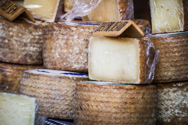 lote de queso en una feria medieval, queso artesanal