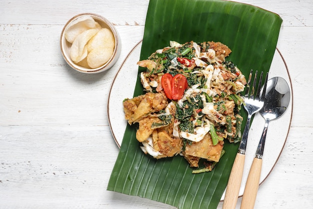 Lotek es una ensalada tradicional indonesia que consiste en vegetales con salsa de maní dulce y picante