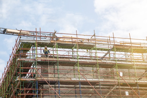 Lotes de torre Canteiro de obras com guindastes e construção, andaimes para construção