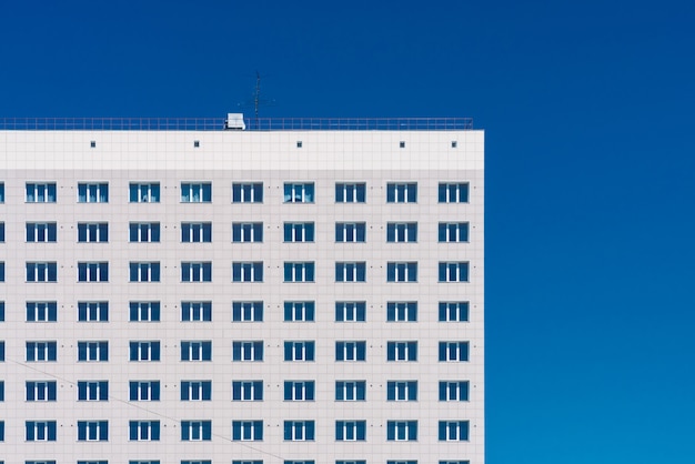 Lotes geométricos de linhas da janela. Textura de construção moderna. Construção de escritórios. Close de prédio. Muitas janelas na parede enorme. Prédio clássico europeu com espaço de cópia