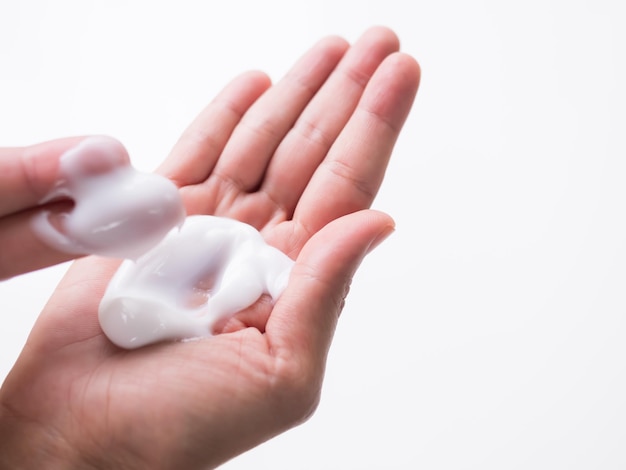 Lotion auf der Hand mit weißem Hintergrund