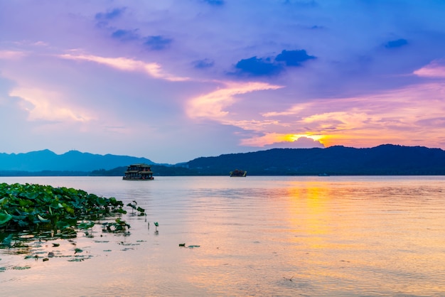 El loto y las nubes al atardecer en el antiguo pabellón en West Lake, Hangzhou