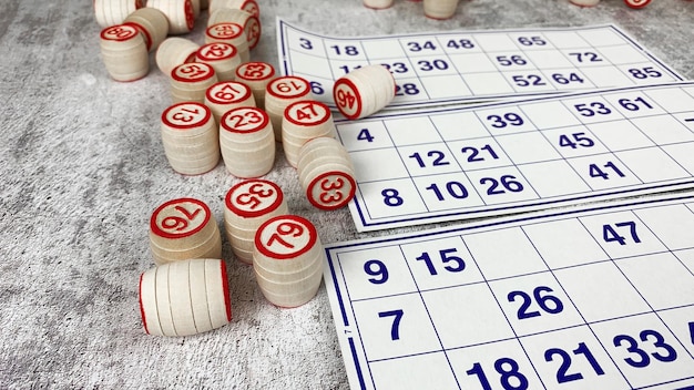 Lottospiel auf dem Tisch. Holzfässer für ein Brettspiel mit Familie und Freunden