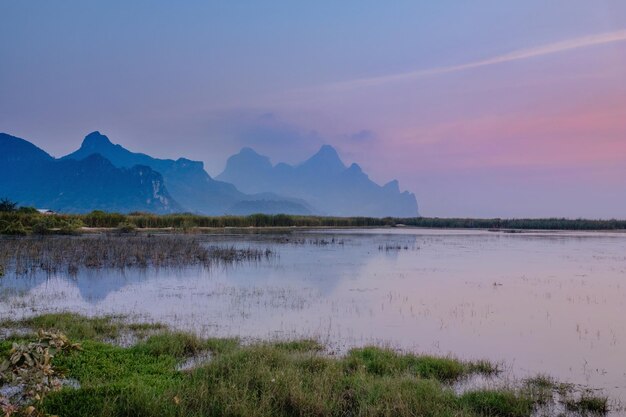 Lotus Lake é um lugar turístico ao pôr do sol Tailândia à noite no lago Sam Roi Yod National Park Sunset