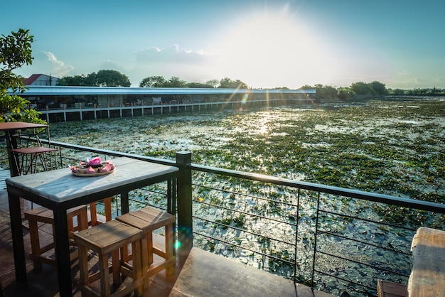 Lotus-Teich und schöner Himmel mit Sonnenuntergang und Boot für die Besichtigung