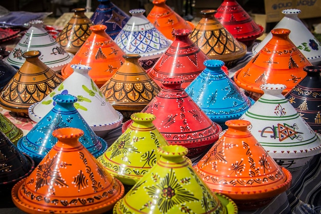 Louça berbere tradicional chamada Tajine para cozinhar pratos de cuscuz. Souvenir da África do Norte