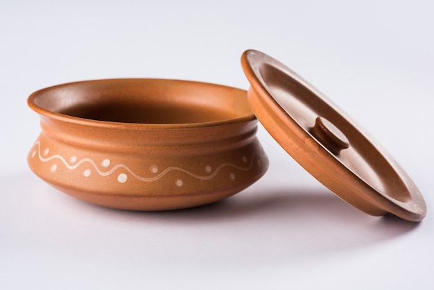 Louça de terracota vazia ou conjunto de jantar como prato, tigela de sopa, tigela de servir, vidro feito de argila marrom, isolado sobre o branco