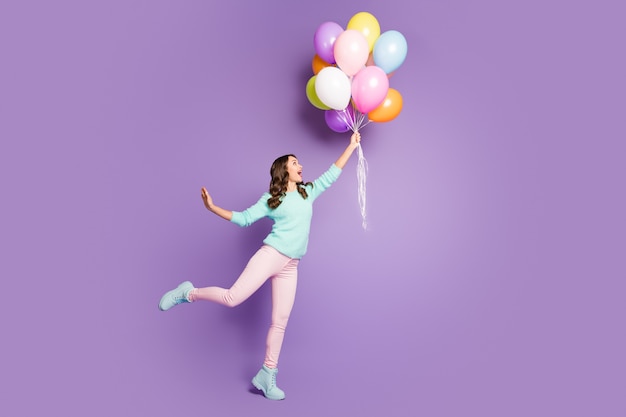 louca funky menina feminina segurar a mão pegar muitos balões voando céu gritar wow omg usar calça rosa pastel calça calçado.
