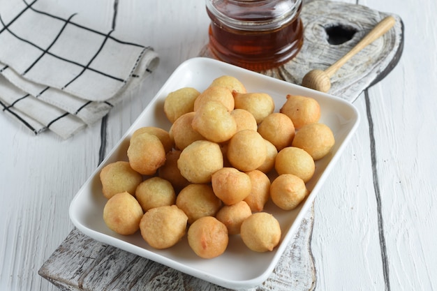 Foto loukoumades o luqaimat o lokma son donas de cocina oriental populares durante el ramadán