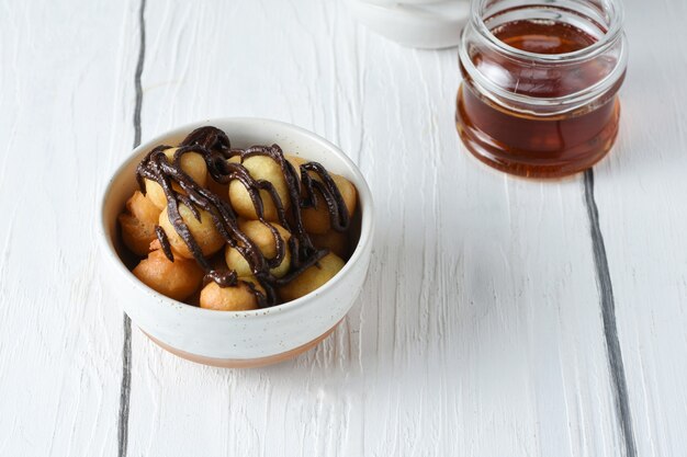 Foto loukoumades o luqaimat o lokma son donas de cocina oriental populares durante el ramadán