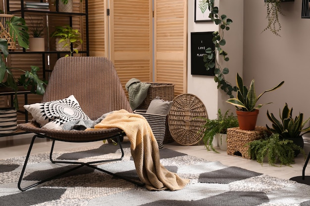 Lounge-Bereich mit bequemem Sessel und schönen Zimmerpflanzen