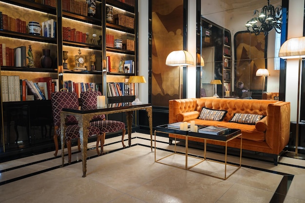 Lounge de luxo com assentos elegantes e estante de livros