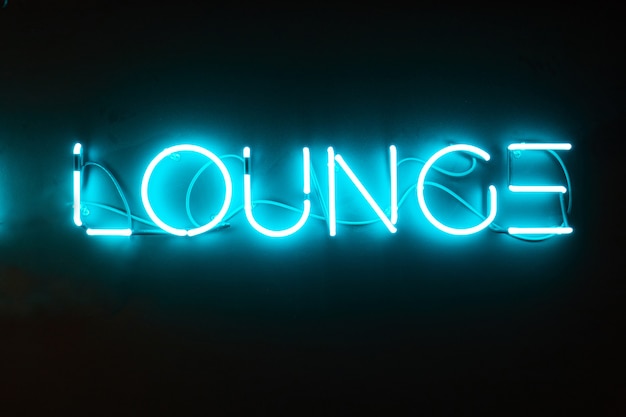 Foto lounge-wort aus neonbuchstaben