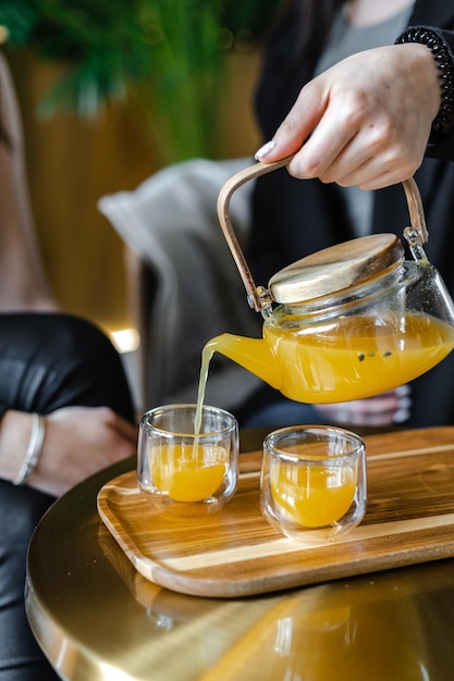 Loungebar mit wunderschönem Interieur mit Wasserpfeife und Getränken