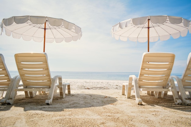 Loungestühle auf Sand am Strand