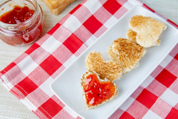 Love Breackfast con tostadas y mermelada