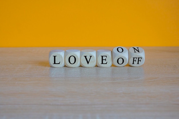 Love on oder off Symbol Drehte Holzwürfel um und ändert das Wort Love off in Love