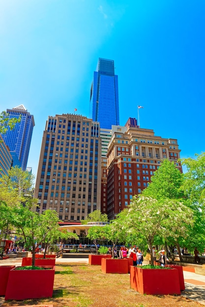 Love Park im Stadtzentrum von Philadelphia, Pennsylvania, USA. Touristen im Park.