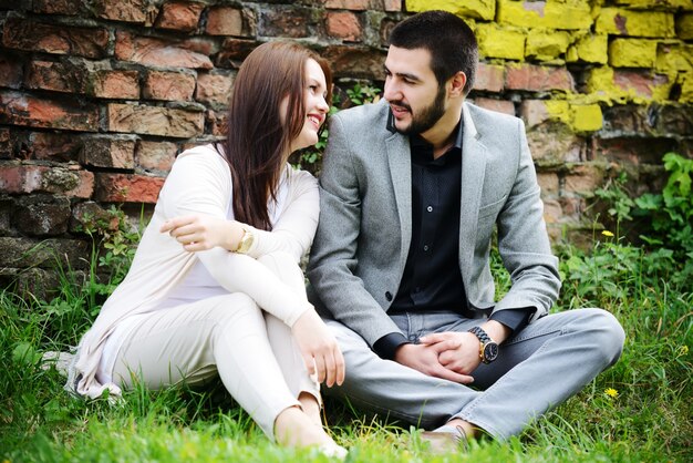 Lovely couple enjoying se apaixonar pelo parque