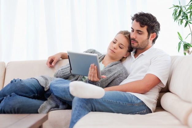 Lovely couple usando um tablet computador