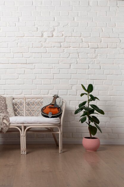 Loveseat de sala de estar de ratán estilo campestre sobre fondo de pared de ladrillo blanco