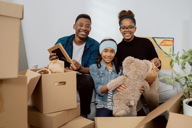 Loving familyun embala uma infinidade de caixas ao redor deles depois de se mudar para um novo apartamento