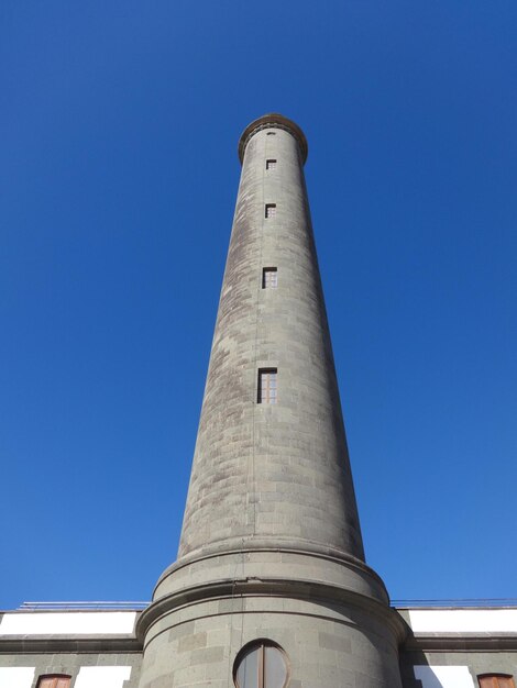 Low-Angle-Ansicht des Leuchtturms vor klarem blauen Himmel