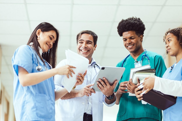Low-Angle-Aufnahme von lächelnden Ärzten im Krankenhaus