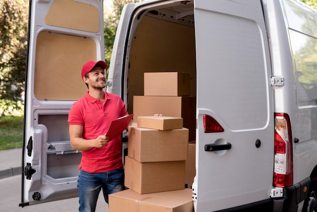 Foto low angle delivery man