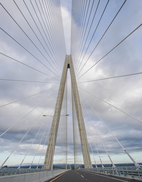 Low Angle Shot der Centennial Bridge im Panamakanal