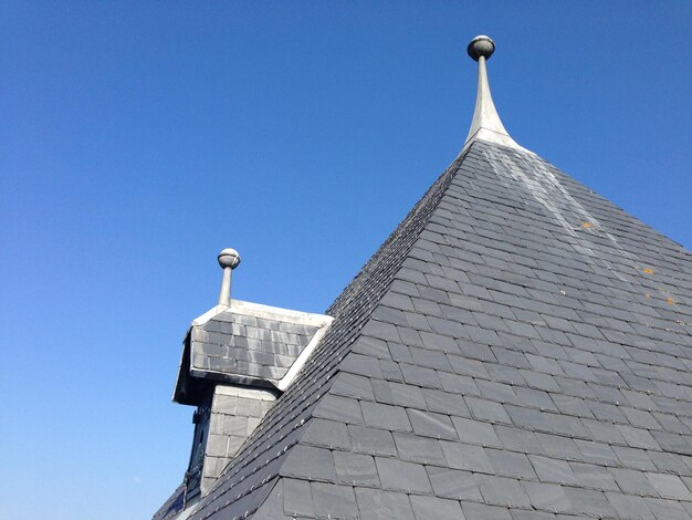 Low Angle Shot des Schlossdaches Brederode unter klarem Himmel in Holland