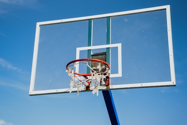 Low Angle Shot eines Basketballkorbes unter blauem Himmel