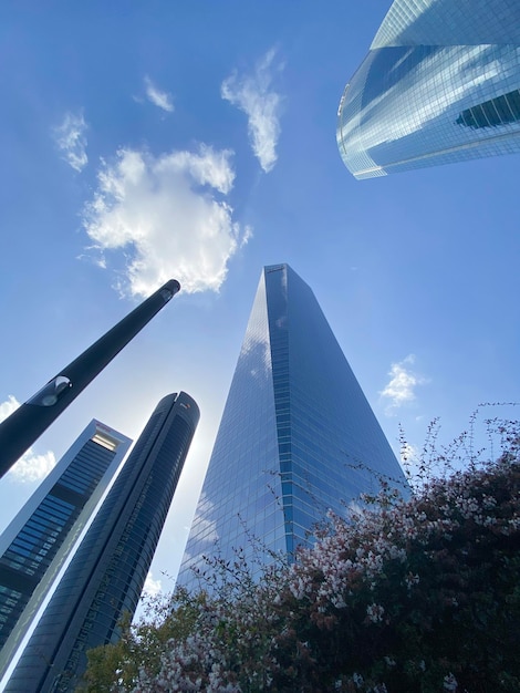 Low Angle View von modernen Bürogebäuden im Geschäftsviertel von Madrid Kopieren Sie Platz