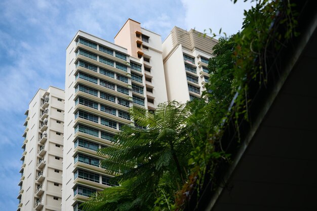 Low Angle View von signapore Wohngebäuden gegen den blauen Himmel