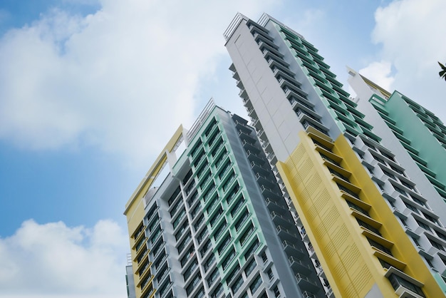 Low Angle View von signapore Wohngebäuden gegen den blauen Himmel