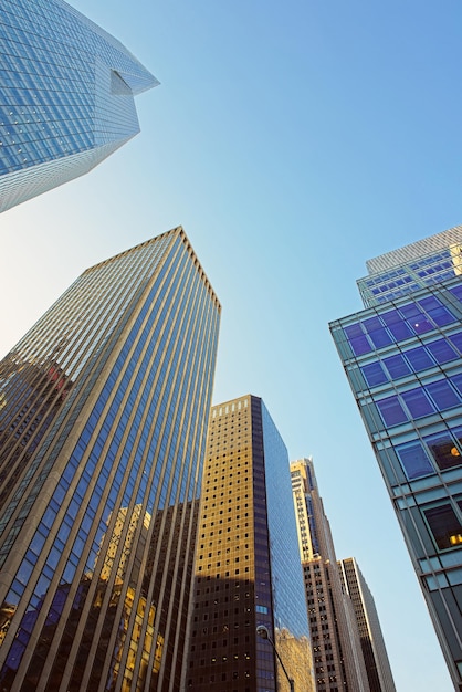 Low Angle View von Wolkenkratzern im Financial District von New York City, USA