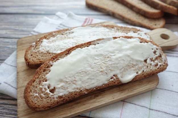 Low-Fact-Käsecremeaufstrich auf einem Brot