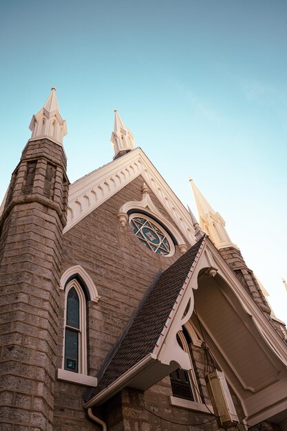 Foto lowangle-aufnahme eines kirchengebäudes unter dem himmel foto