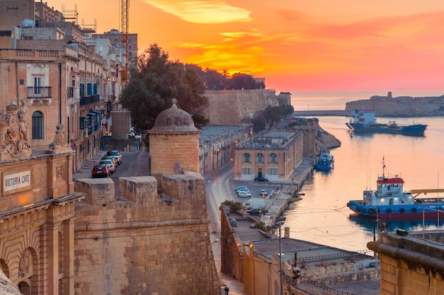 Lower Barrakka Gardens, Victoria Gate y Valletta Waterfront al amanecer, Malta.