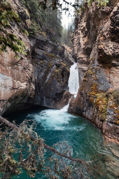 Lower Falls fluye en Johnston Canyon en el parque nacional de Banff, Alberta, Canadá