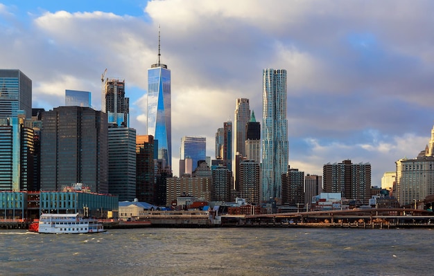 Lower manhattan no fundo de uma manhã ensolarada nova york estados unidos