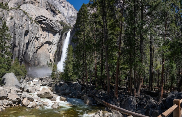 Lower Yosemite Falls em um dia ensolarado