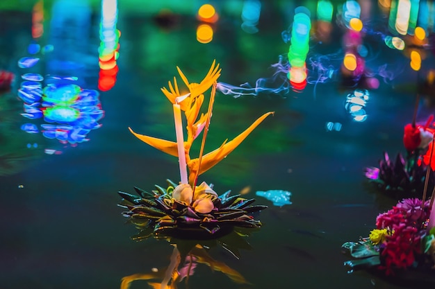 Loy Krathong Festival Menschen kaufen Blumen und Kerzen, um sie anzuzünden und auf dem Wasser zu schwimmen, um das Loy Krathong Festival in Thailand zu feiern