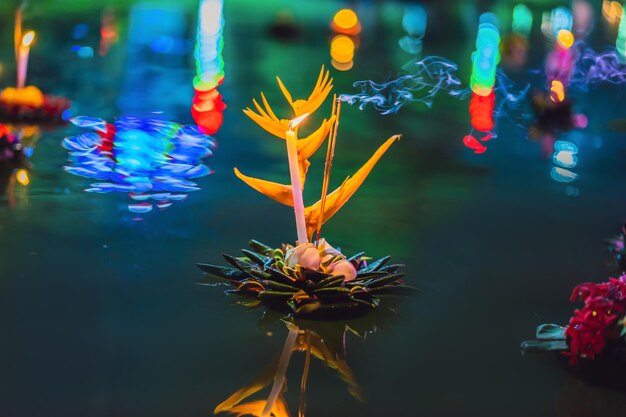 Loy Krathong Festival Menschen kaufen Blumen und Kerzen, um sie anzuzünden und auf dem Wasser zu schwimmen, um das Loy Krathong Festival in Thailand zu feiern