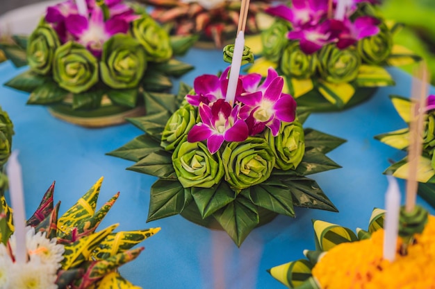 Loy Krathong Festival Menschen kaufen Blumen und Kerzen, um sie anzuzünden und auf dem Wasser zu schwimmen, um das Loy Krathong Festival in Thailand zu feiern
