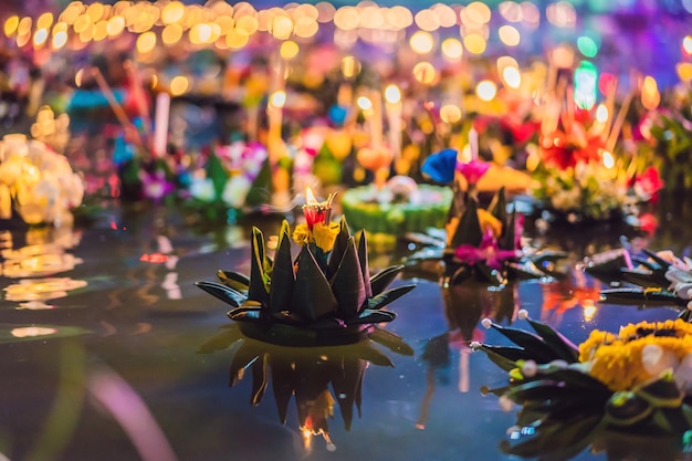 Loy Krathong Festival Menschen kaufen Blumen und Kerzen, um sie anzuzünden und auf dem Wasser zu schwimmen, um das Loy Krathong Festival in Thailand zu feiern