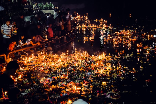 Loy Krathong festival, tiro de noite de pessoas tailandesas, comemorando o festival de lua cheia loy krathong