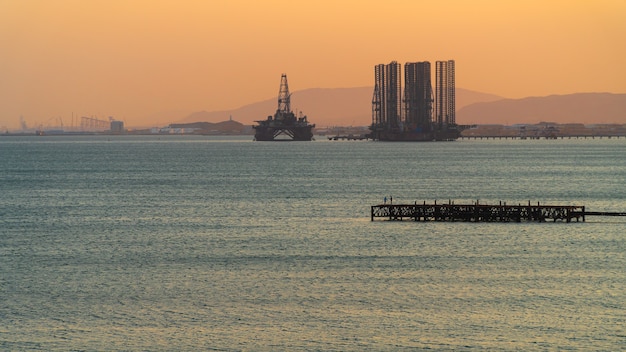 Ölplattformen im Meer bei Sonnenuntergang