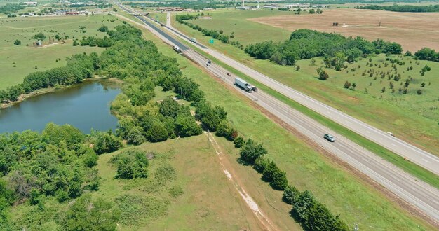 Ölpumpe auf dem Land der kleine Teich in der Nähe der historischen Straße 66 in Clinton Oklahoma auf Luftbildlandschaft