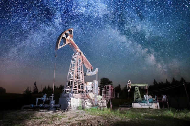 Ölpumpe auf dem Ölfeld in der Nacht